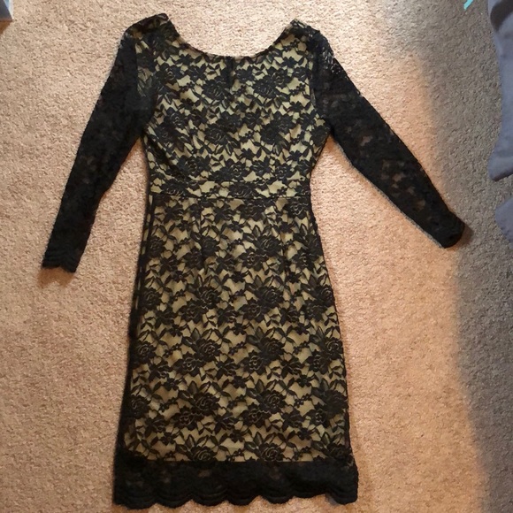 Dresses & Skirts - Elegant dress with lace sleeves